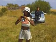 非洲大草原白人男和黑人女沉迷於激情